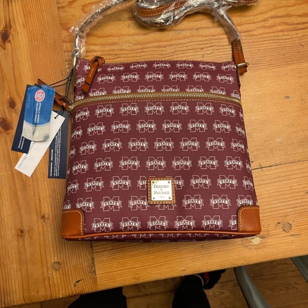 🛑NOT FOR SALE🛑 ISO👀if you have this or a visually similar contact me!!